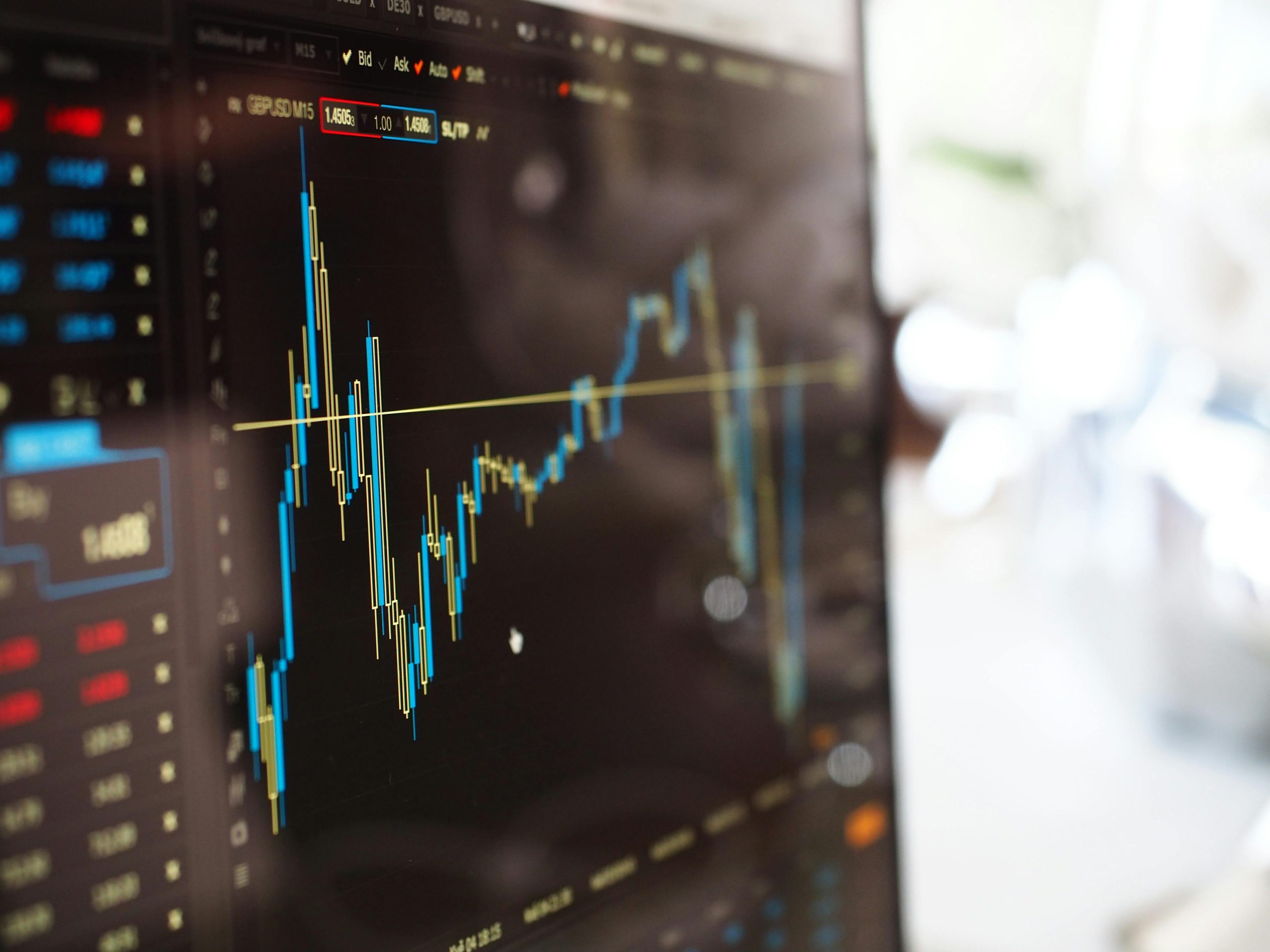 ¿Qué herramientas de compras permiten comparar precios históricos con índices de mercado?